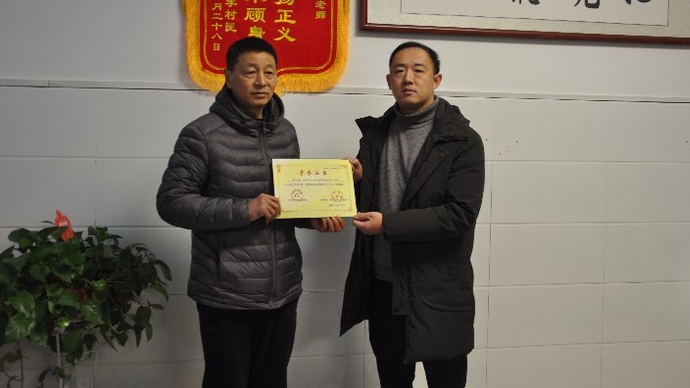 果然视频|带伤老师勇救落水儿童，获天天正能量特别奖