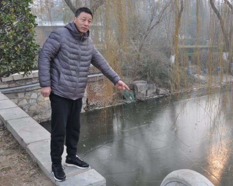 1月5日，牡丹区总工会和牡丹区教体局负责人来到牡丹区第八小学，向该校教师孟凡真颁发“五一劳动奖章”和“师德楷模”证书并分别给予2000元慰问金，表彰他英勇救人的壮举。