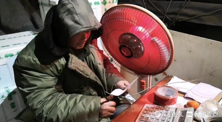 寒战|给蔬菜盖棉被，枣庄菜贩：菜比人娇贵更需要保暖