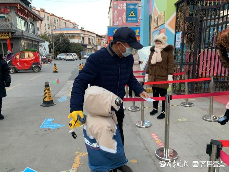 里外三层小脸通红，寒潮天气枣庄幼儿园娃宝坚持不迟到