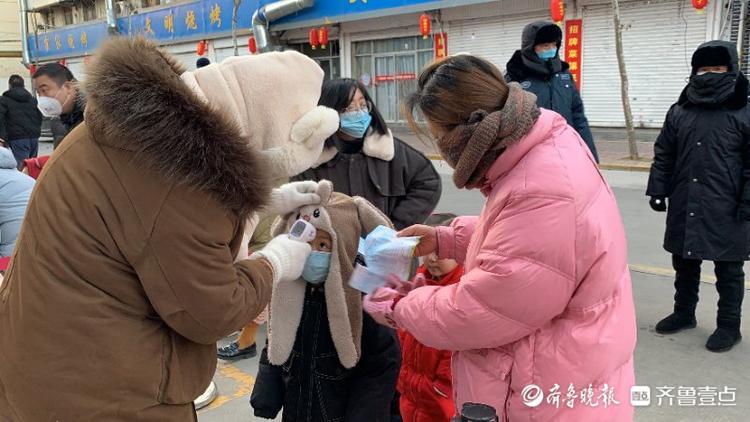 里外三层小脸通红，寒潮天气枣庄幼儿园娃宝坚持不迟到