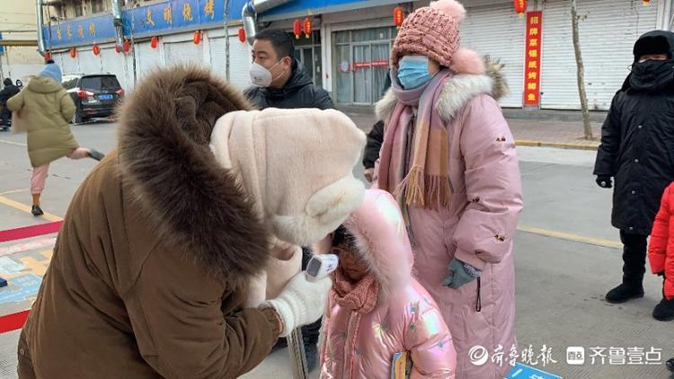 里外三层小脸通红，寒潮天气枣庄幼儿园娃宝坚持不迟到