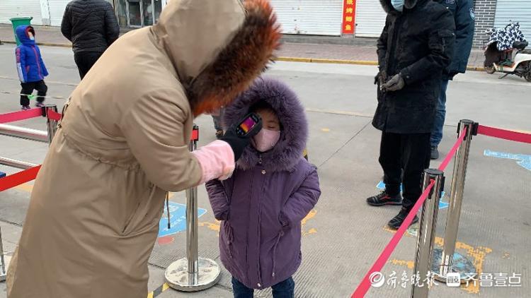 里外三层小脸通红，寒潮天气枣庄幼儿园娃宝坚持不迟到