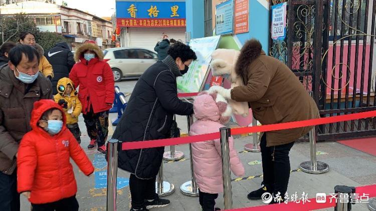 里外三层小脸通红，寒潮天气枣庄幼儿园娃宝坚持不迟到