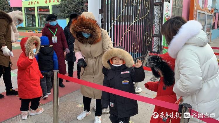 里外三层小脸通红，寒潮天气枣庄幼儿园娃宝坚持不迟到