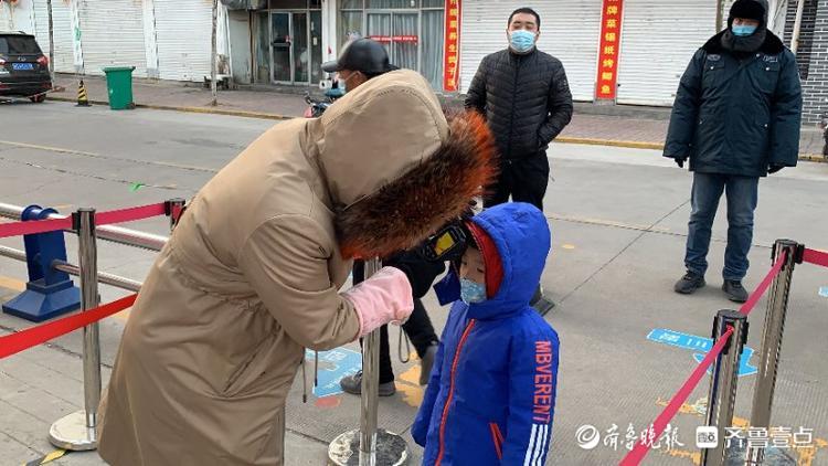 里外三层小脸通红，寒潮天气枣庄幼儿园娃宝坚持不迟到