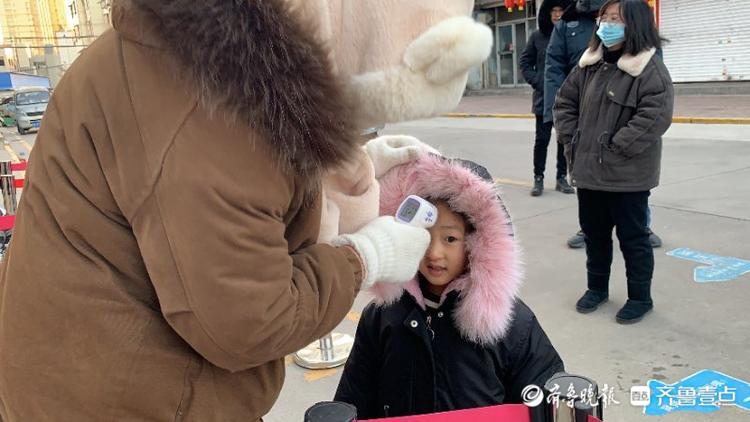 里外三层小脸通红，寒潮天气枣庄幼儿园娃宝坚持不迟到