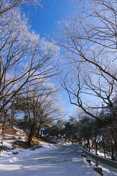 如果你也想尝试泼水成冰赶快来沂蒙山龟蒙景区体验吧(通讯员:安振