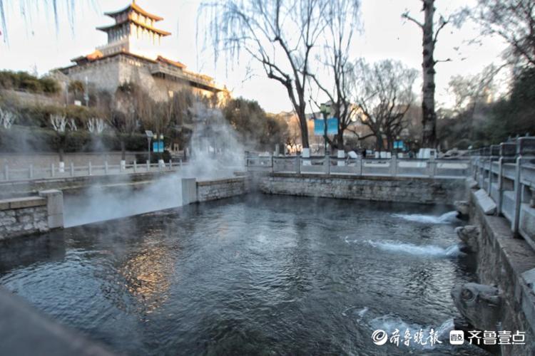 太美了！漫步极寒天气中的济南护城河，云雾润蒸宛若仙境