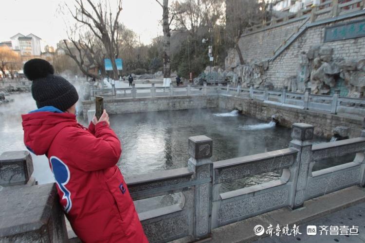 太美了！漫步极寒天气中的济南护城河，云雾润蒸宛若仙境