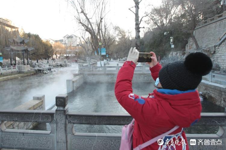 太美了！漫步极寒天气中的济南护城河，云雾润蒸宛若仙境