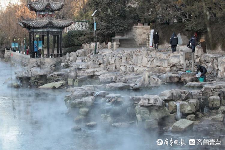 太美了！漫步极寒天气中的济南护城河，云雾润蒸宛若仙境