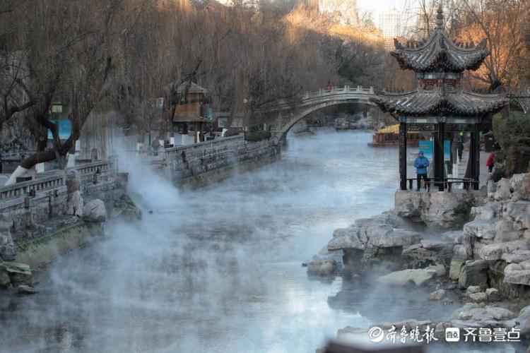 太美了！漫步极寒天气中的济南护城河，云雾润蒸宛若仙境