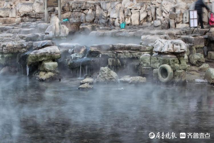 太美了！漫步极寒天气中的济南护城河，云雾润蒸宛若仙境