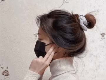 拍头皮:双手四指并拢,轻轻拍打头部,然后两手拇指轻捏头皮向上提拉