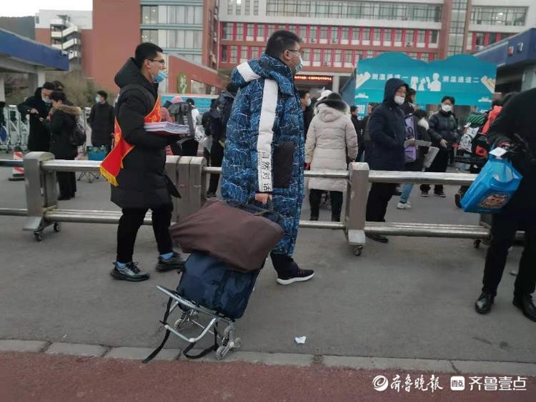 艺考直击：学生迎着朝霞进入考点，实现自己彩色的艺考梦