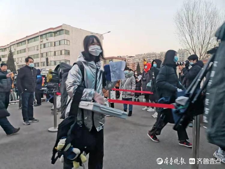 艺考直击：学生迎着朝霞进入考点，实现自己彩色的艺考梦