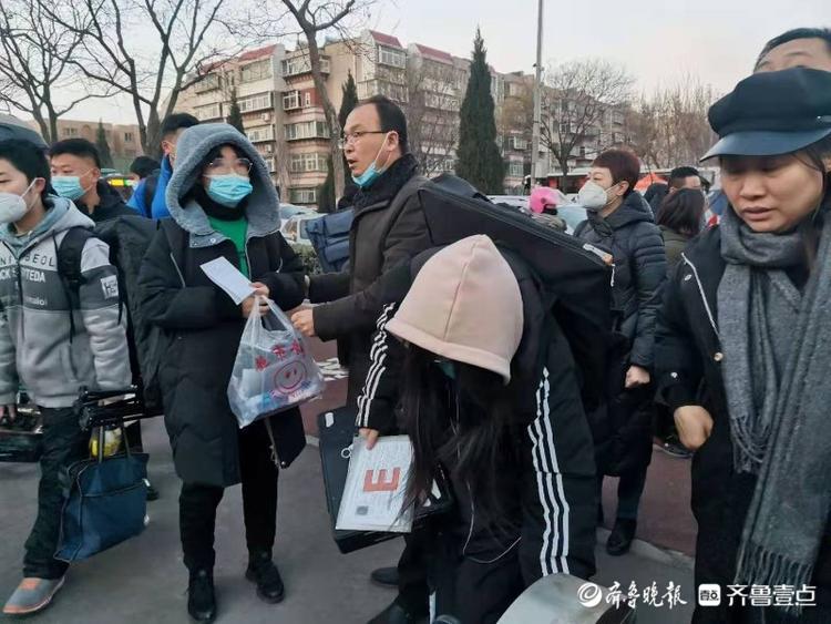 艺考直击：学生迎着朝霞进入考点，实现自己彩色的艺考梦