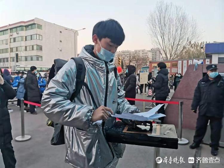 艺考直击：学生迎着朝霞进入考点，实现自己彩色的艺考梦