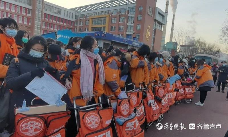 艺考不易，天天画画到深夜，提前两天就到考点附近住下了