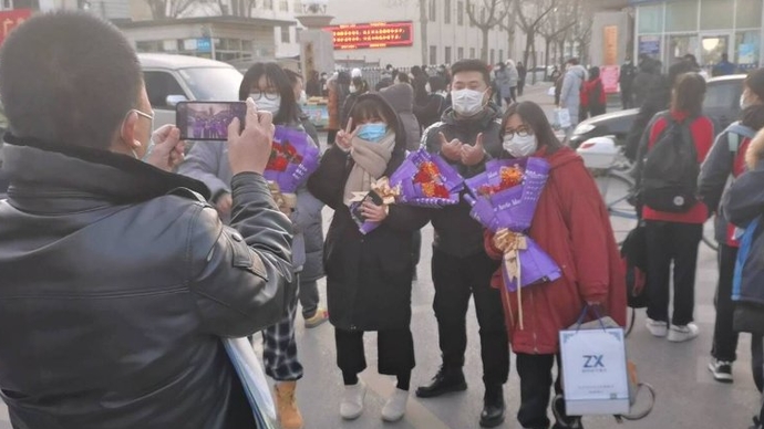 果然视频|艺术统考结束，家长献上鲜花