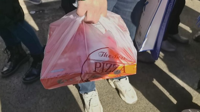 果然视频|直击艺术类统考现场 考场外等候的美食与亲友