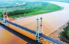 加快“三隧一桥”跨河通道建设，开工建设济南黄河体育中心