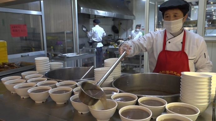 果然视频｜“今年的腊八粥特暖”山科大给留校学子端上腊八粥