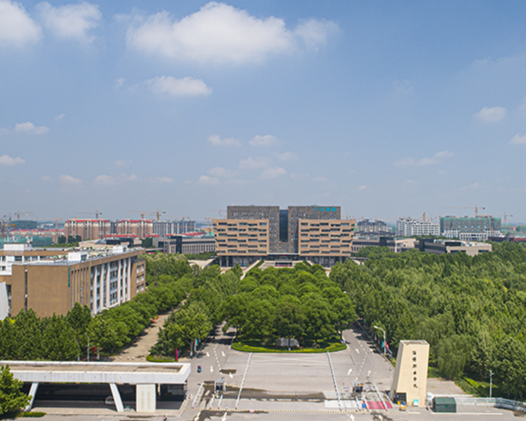 淄博职业学院是淄博市人民政府主办的一所全日制综合性高等职业学校，成立于2002年，有64年办学历史。现为“中国特色高水平高职学校和专业建设计划”建设单位、国家示范校优秀建设单位、国家优质校、全国诊改试