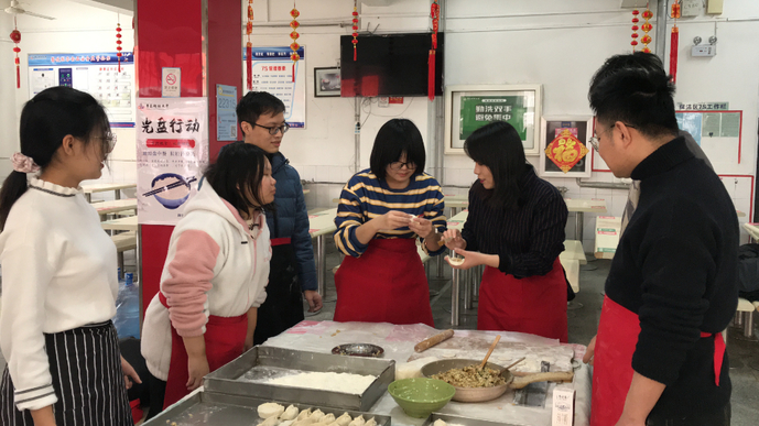 校长陪过小年，家乡银行送来家乡味！青科大留校生感受家的温暖