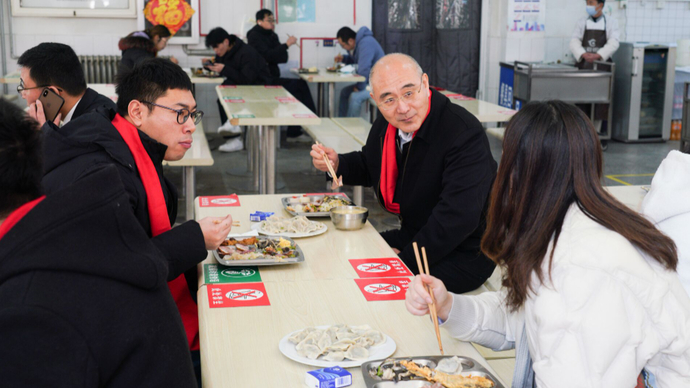 果然视频｜校长陪着过小年，青科留校学生在校感受家的温暖