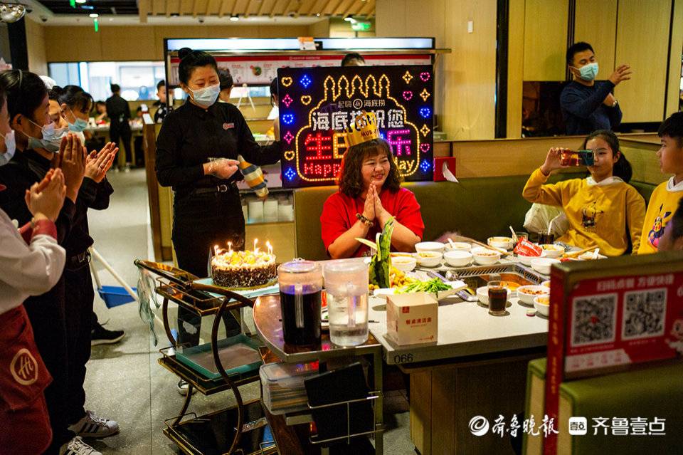 据了解,当晚餐厅内有六人过生日宴.