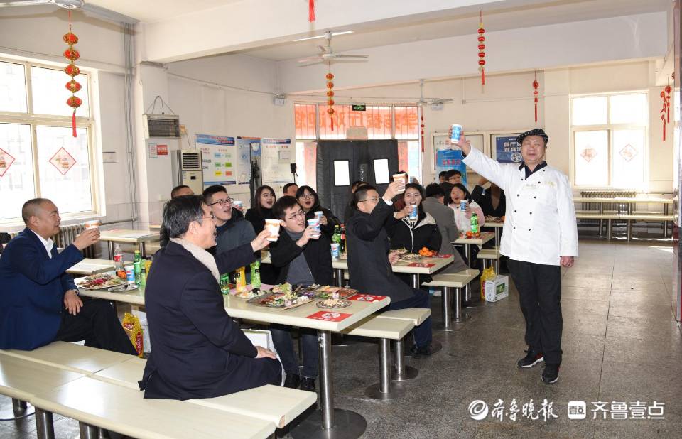 在青过大年，青科大留校生有老师一起过除夕，还收到了压岁钱