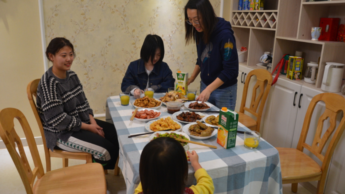 山师留校生：爸爸妈妈，我在辅导员家过的年，你们放心吧