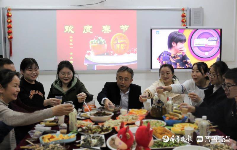 温暖过年！山东中医药大学留校生与副校长一起包饺子吃年夜饭