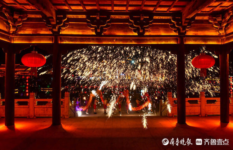 1500 ℃钢水秒变“流星”,台儿庄“火龙钢花”美翻了