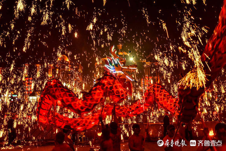 1500 ℃钢水秒变“流星”,台儿庄“火龙钢花”美翻了