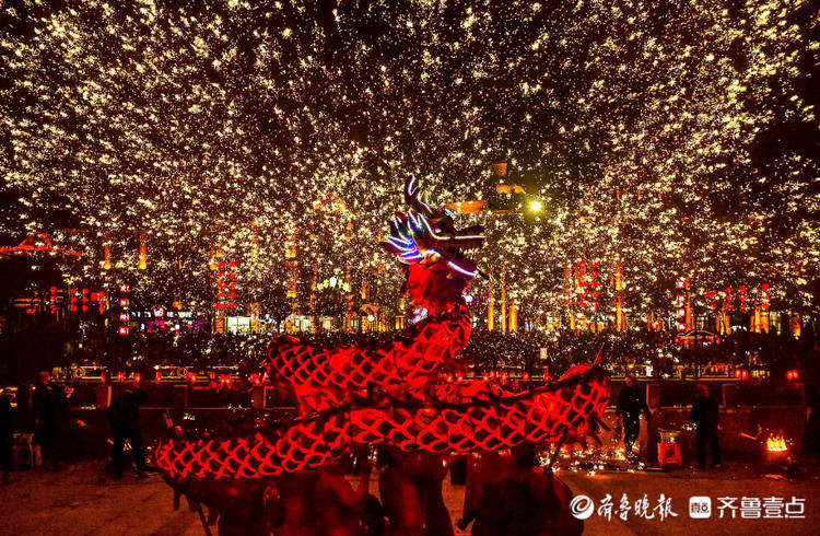 1500 ℃钢水秒变“流星”,台儿庄“火龙钢花”美翻了
