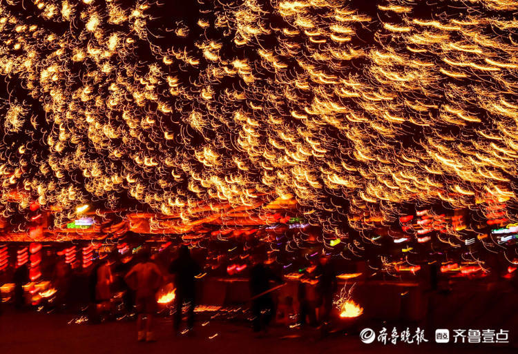 1500 ℃钢水秒变“流星”,台儿庄“火龙钢花”美翻了