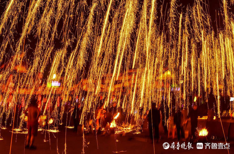 1500 ℃钢水秒变“流星”,台儿庄“火龙钢花”美翻了