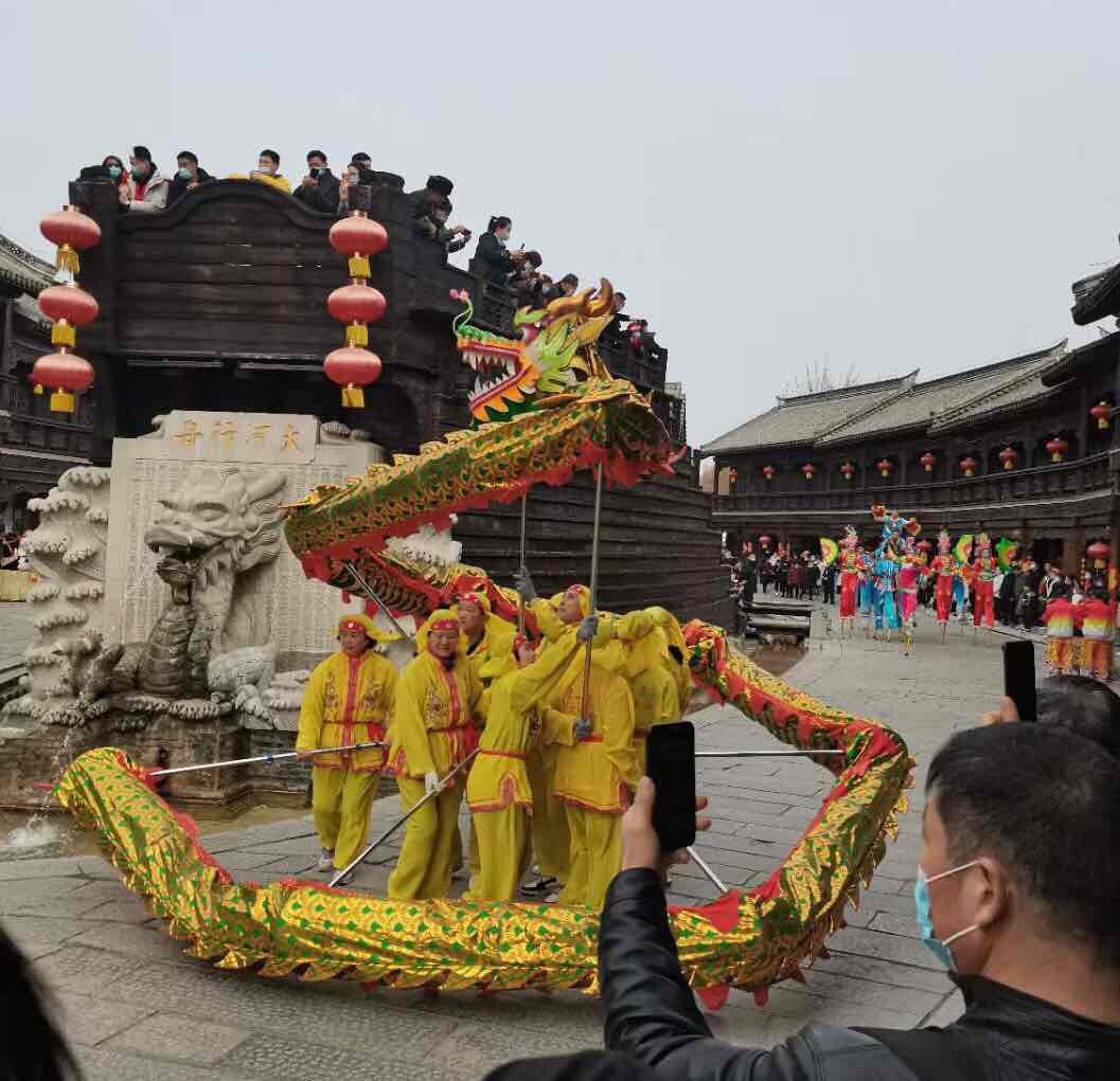 台儿庄古城年味十足,各种民俗活动让游人流连忘返