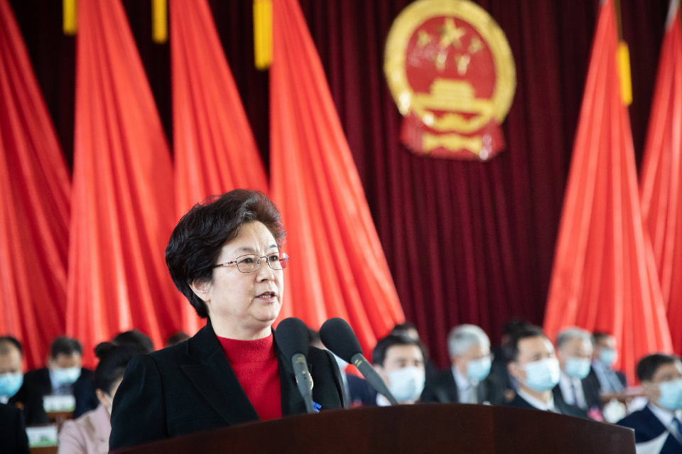 市人大常委会主任姜翠萍受市十八届人大常委会委托向大会作工作报告.