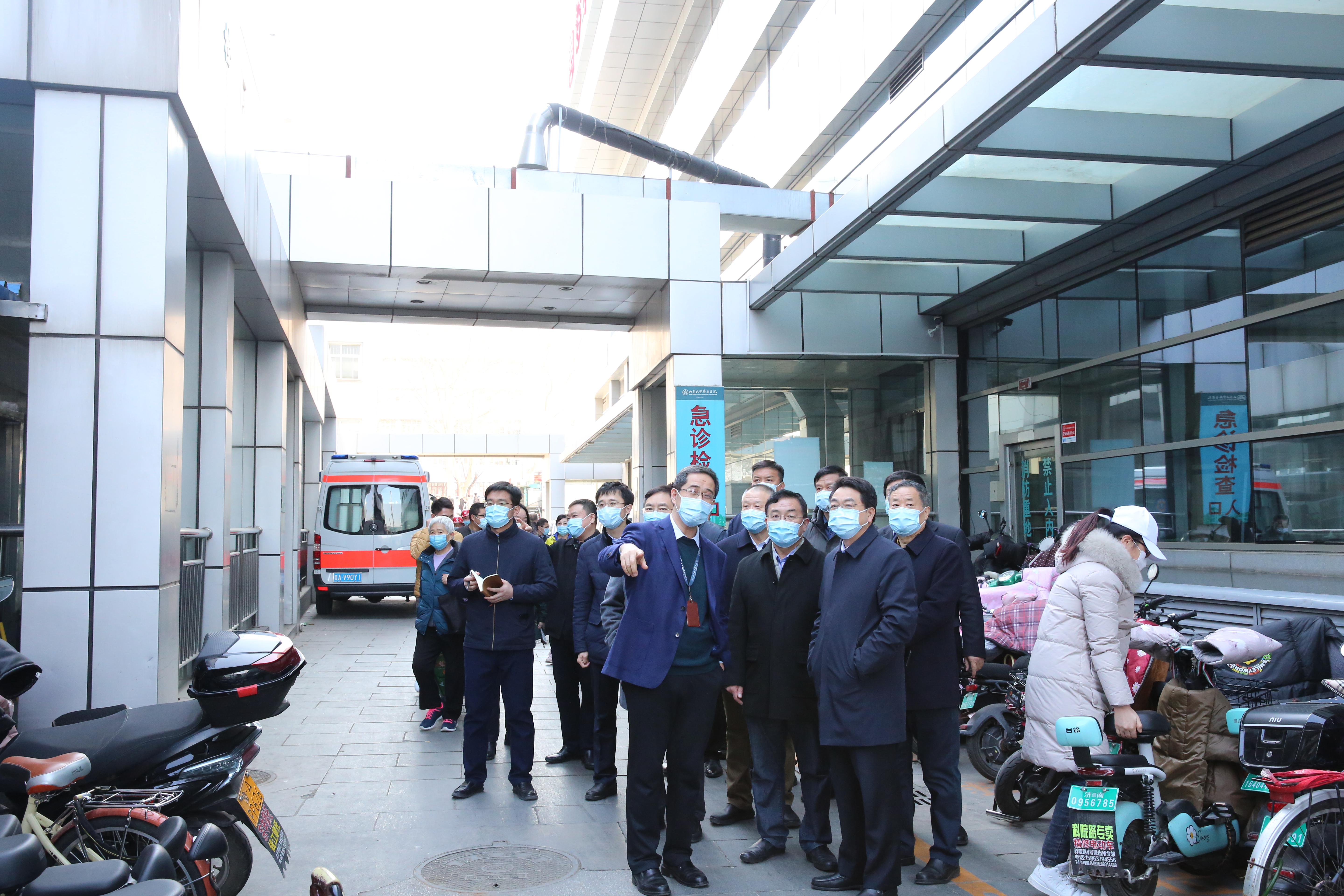 院领导苏华,刘庆,纪春岩,张万民,院长助理于承浩,相关职能部门负责人