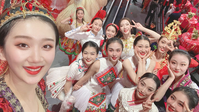 央视春晚上的山师人：演出前吃的五彩水饺，幕后换装时一溜小跑