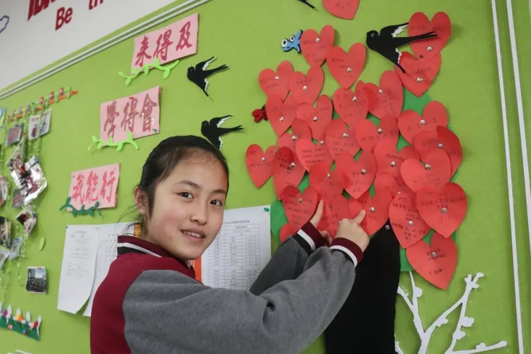 新学期,新希望,高青县第六中学的学生张贴新学期心愿.