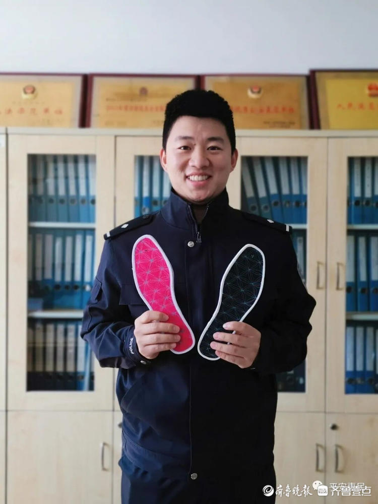 暖脚更暖心曹秀香亲缝90双爱的鞋垫赠予惠民公安民警