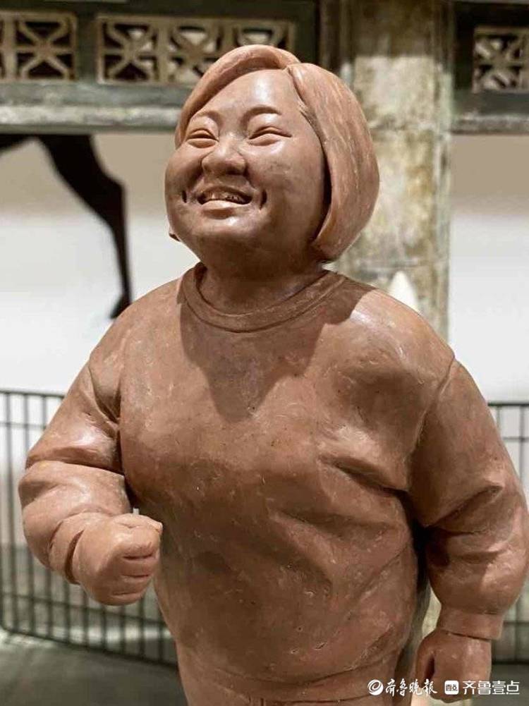 自从上映后,真挚的电影情节感动了无数人,"80后"雕塑师李义中用自己手