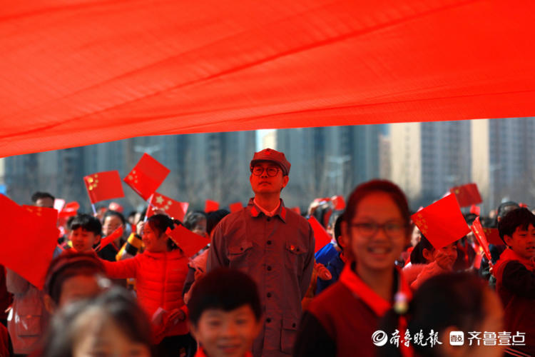 千艘红船摆成中国地图滨州莲华学园开学第一课置身红色海洋