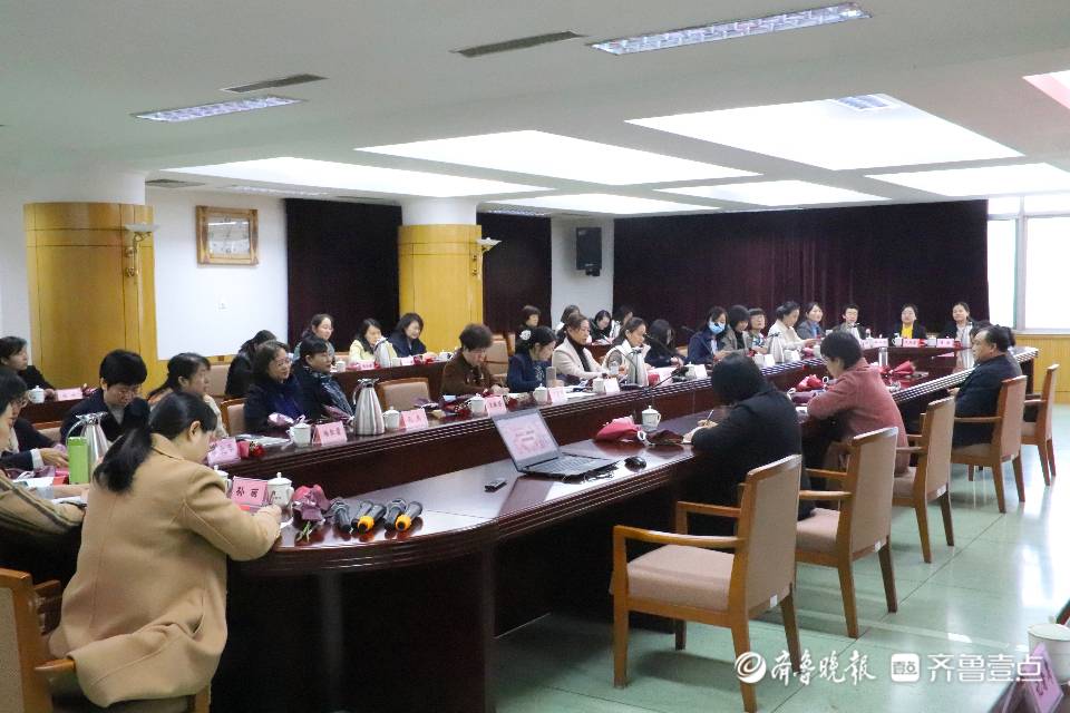 党校巾帼列席而坐，共庆“三八”妇女节