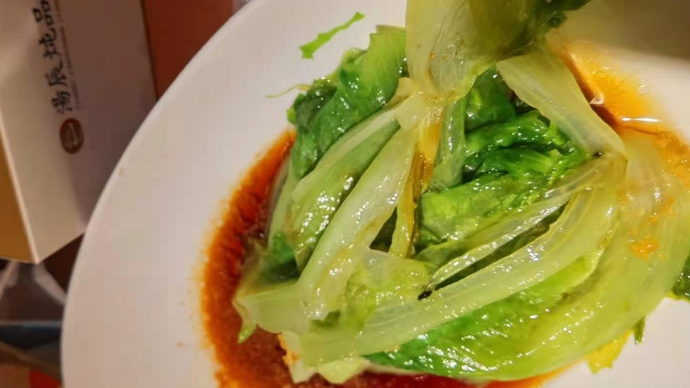 果然视频|在汤辰炖品用餐竟吃出苍蝇 店方：南方来的